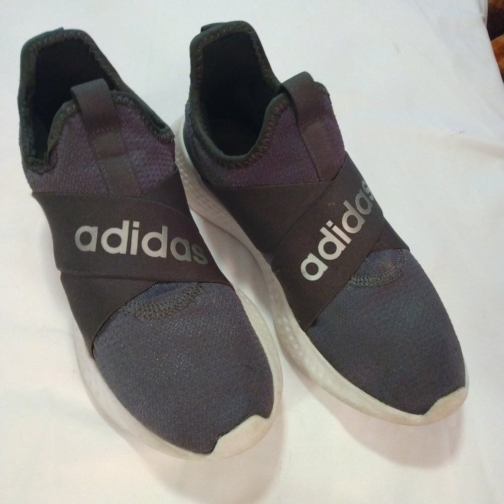 Adidas slip on athletic shoes size 7M Gray and white in Great preloved condition